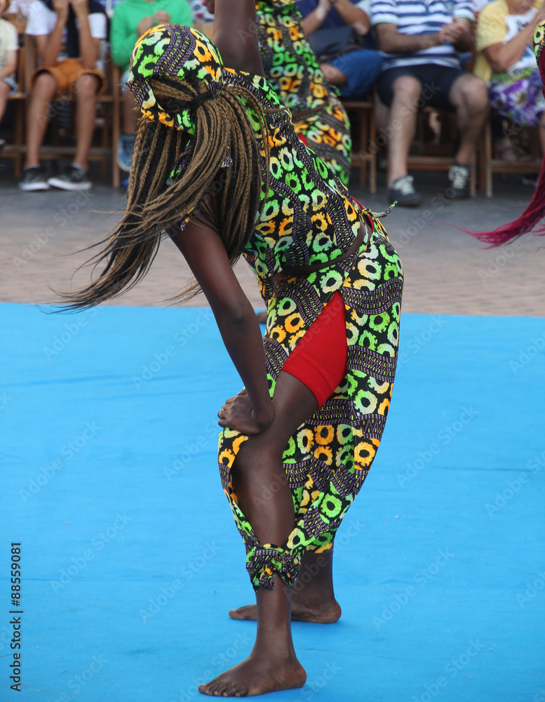 Naklejka premium Baile tradicional de Kenia en un espectáculo de calle