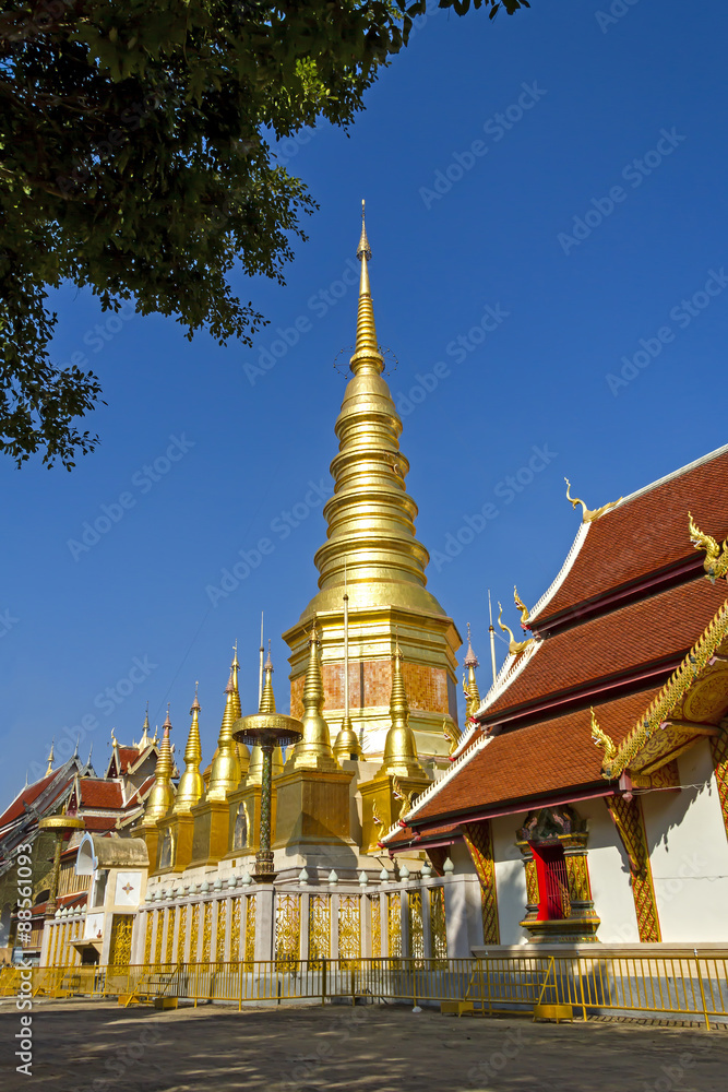 Naklejka premium Pagoda sharp golden with sunshine