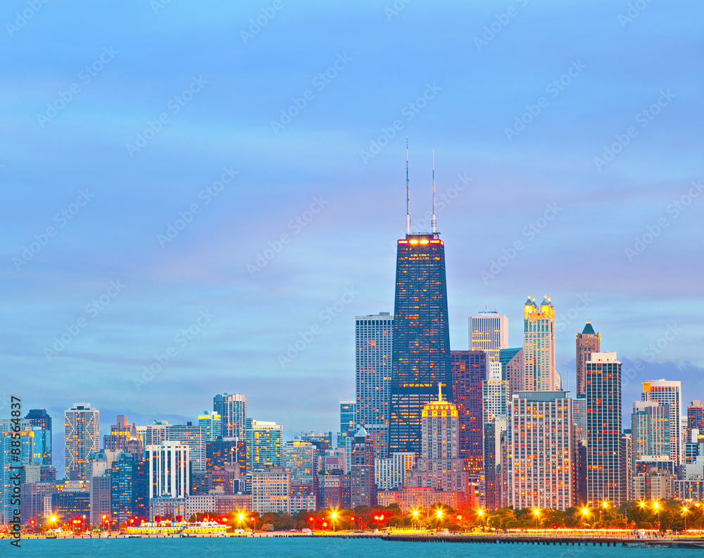 Obraz premium Chicago Illinois skyline at sunset with illuminated downtown buildings