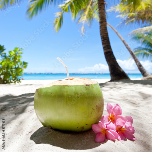 Fototapeta Naklejka Na Ścianę i Meble -  Tropical fresh cocktail on white beach