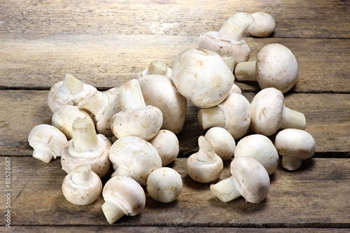 frische Champignons auf rustikalem Holzhintergrund