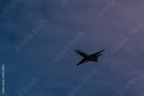 Aereo in volo su sfondo azzurro in montagna © saveriolafronza