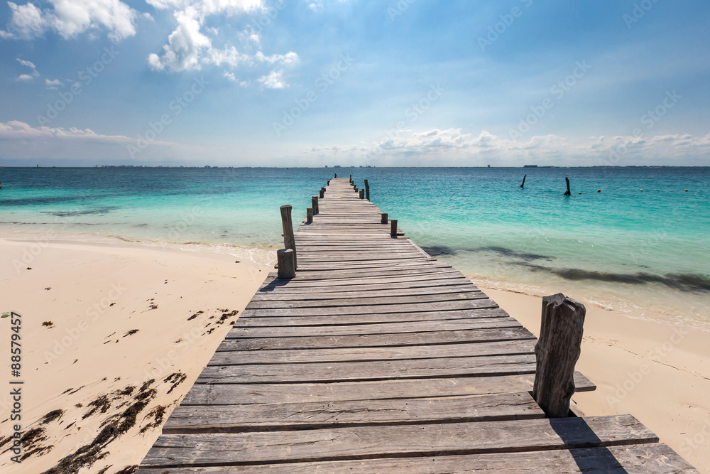 Naklejka premium Drewniane molo na tropikalnej plaży, Meksyk, Cancun