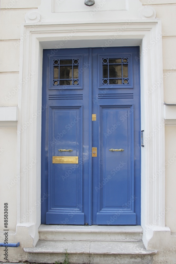 Porte bleu d'un immeuble à Paris