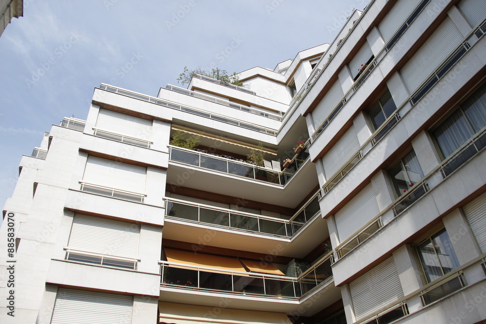 Fototapeta premium Immeuble moderne à Paris