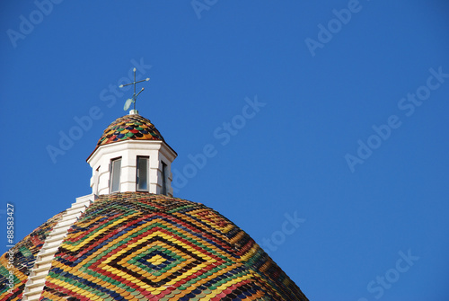 Alghero Katalinische Majolikafliesen Kuppel Kirche Chiesa di San Michele Alghero Sardegna Barock farbige bunte glasierte Dachziegel Ziegel Sardinien 