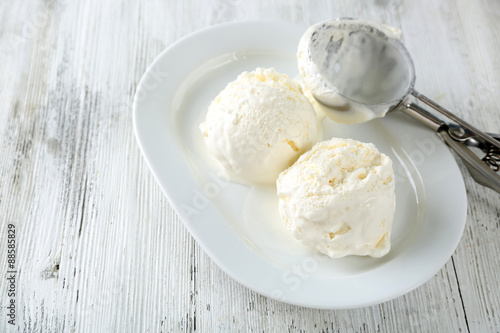 Fototapeta Naklejka Na Ścianę i Meble -  Delicious vanilla ice cream on plate, on wooden background