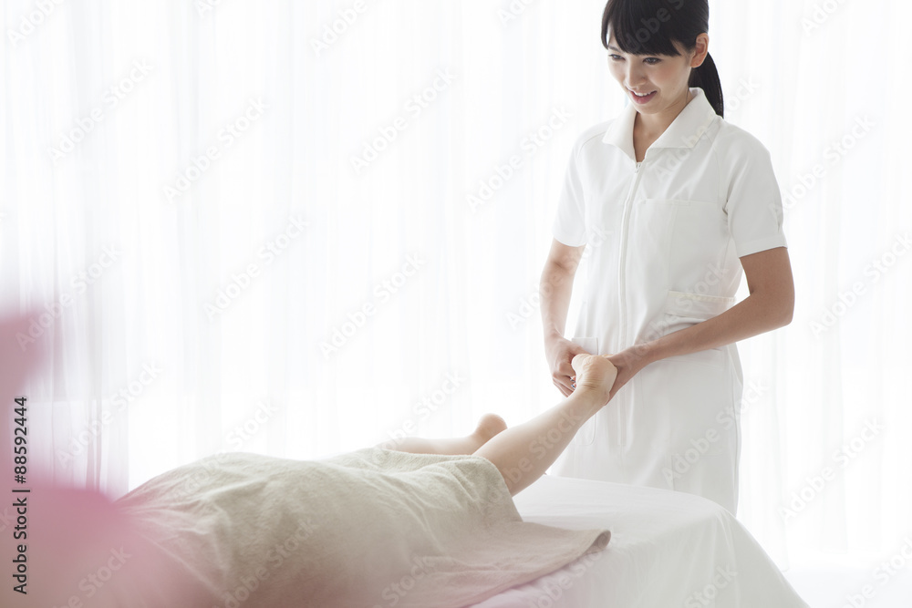 Masseuse that relaxes back women's feet Masseuse that relaxes back women's feet