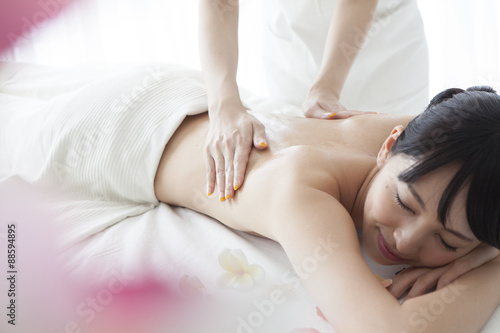 Women are receiving oil massage