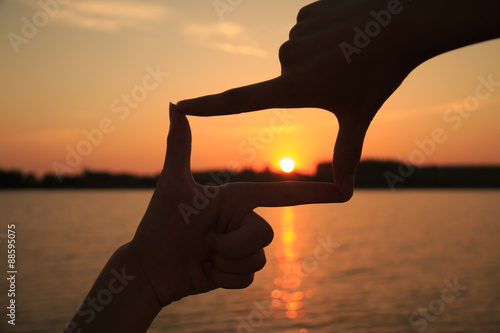 Hand frame against the sunset © daizuoxin