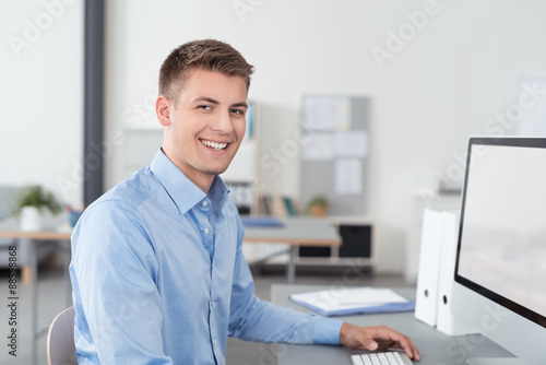 Photographie lächelnder mann arbeitet im büro