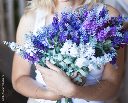 Девушка с сиренью