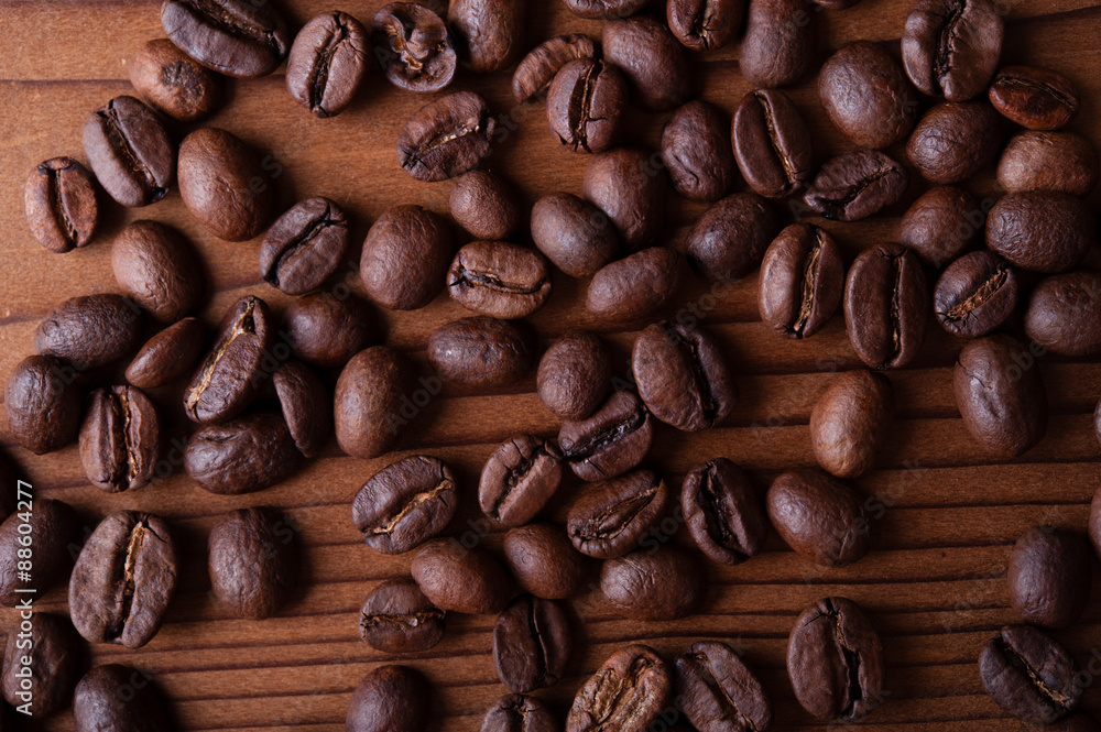 Fototapeta premium コーヒー豆と木製のテーブル