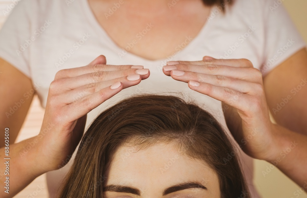 Naklejka premium Young woman having a reiki treatment
