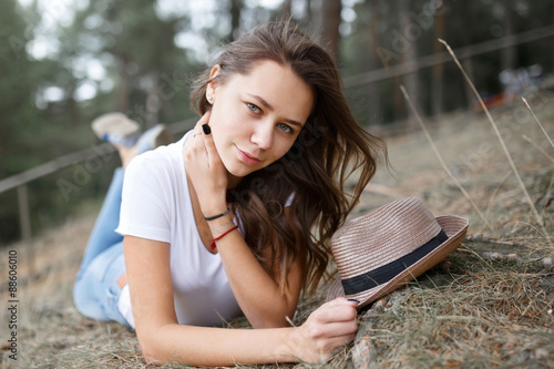 Photography Young girl on the beach forest letom.Naturalnaya beauty and fash