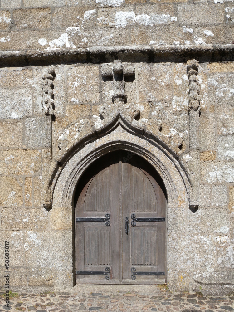 Holztür der Kapelle Notre-Dame