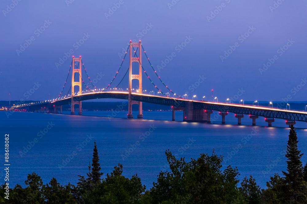 Obraz premium Mighty Mac Twilight