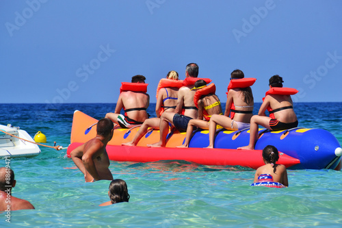 gruppo di persone su un gommonne in mare aperto © lucio pepi