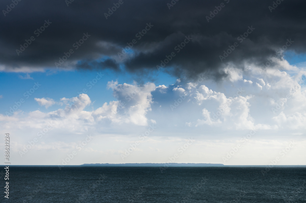 Bretagne, Île de Groix vue de la terre ferme avec un ciel orageux