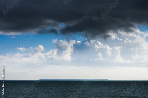 Bretagne, Île de Groix vue de la terre ferme avec un ciel orageux