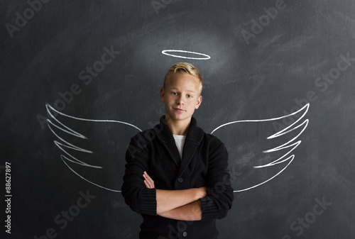 Junge unschuldig vor Tafel