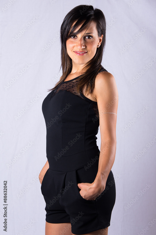 Bella Ragazza modella su sfondo grigio Bella Ragazza modella su sfondo grigio