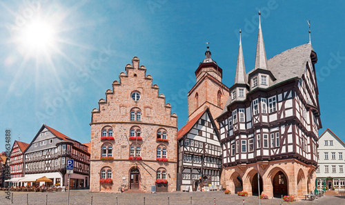Marktplatz von Alsfeld in Hessen mit Fachwerk-Rathaus und steinernem Weinhaus photo