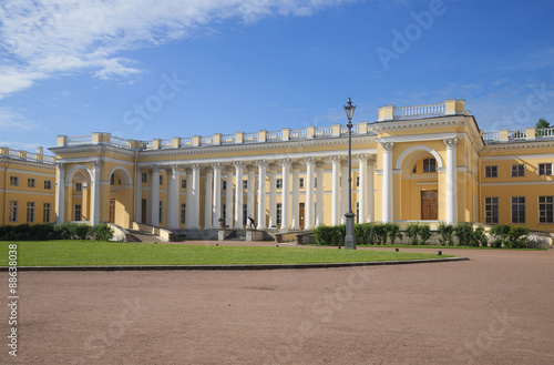 Вид на колоннаду Александровского дворца летним днем. Царское Село
