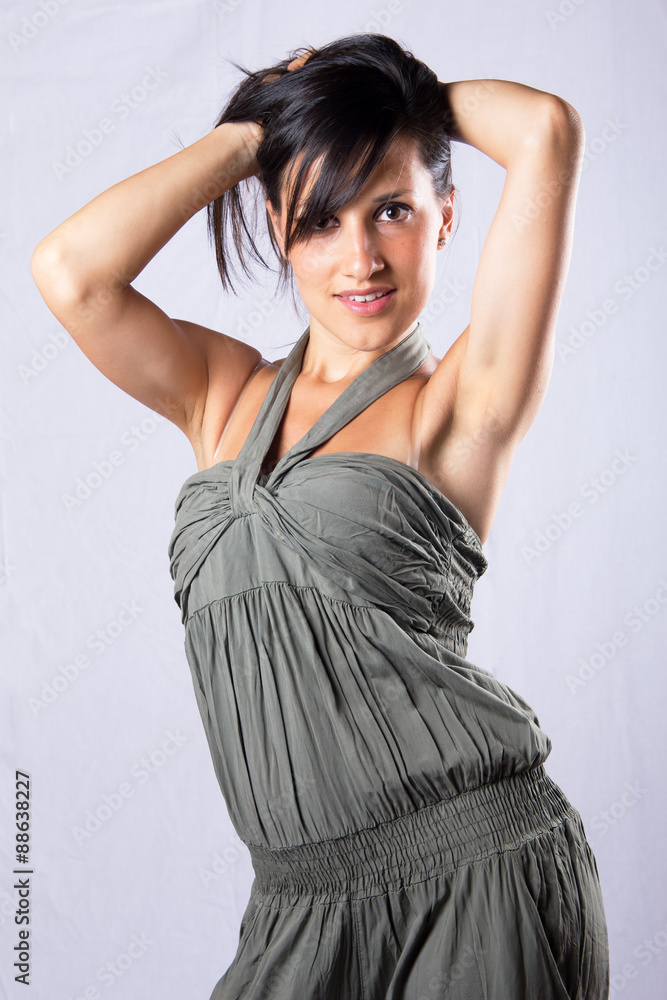 Bella Ragazza modella su sfondo grigio Bella Ragazza modella su sfondo grigio