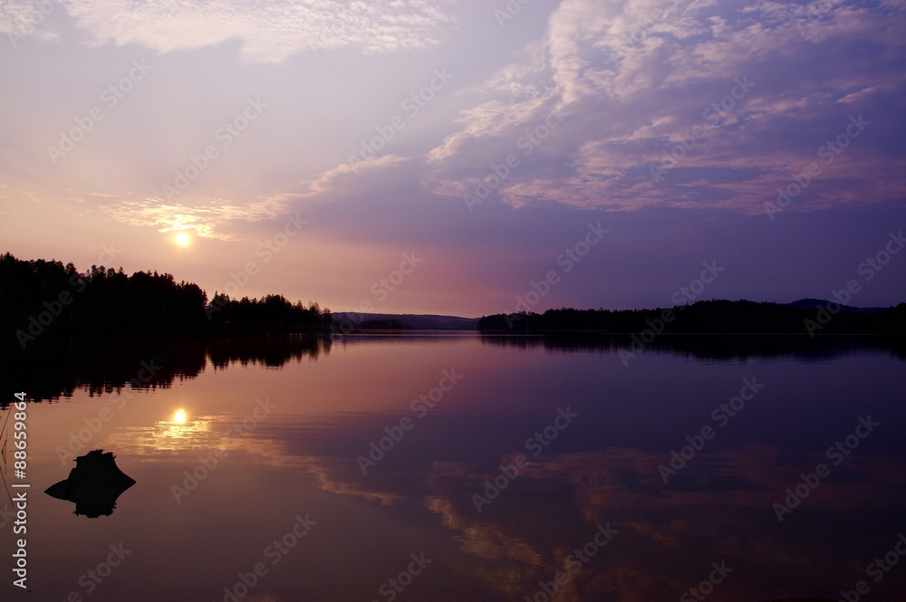 湖面に映る朝方の空と太陽。risingsun
