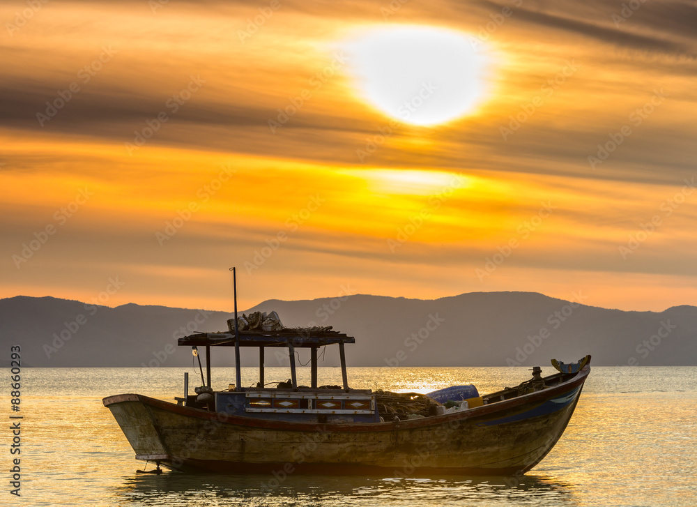 Boat calm before dawn as the sun slowly rise ... to express the rest of the season when fishermen fish on, languish waiting to be put to sea Boat calm before dawn as the sun slowly rise ... to express the rest of the season when fishermen fish on, languish waiting to be put to sea