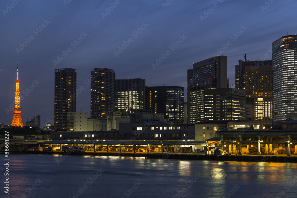 Fototapeta premium 隅田川夕景／勝どきより築地市場越しに見た新橋・浜松町方面の夕方の景色