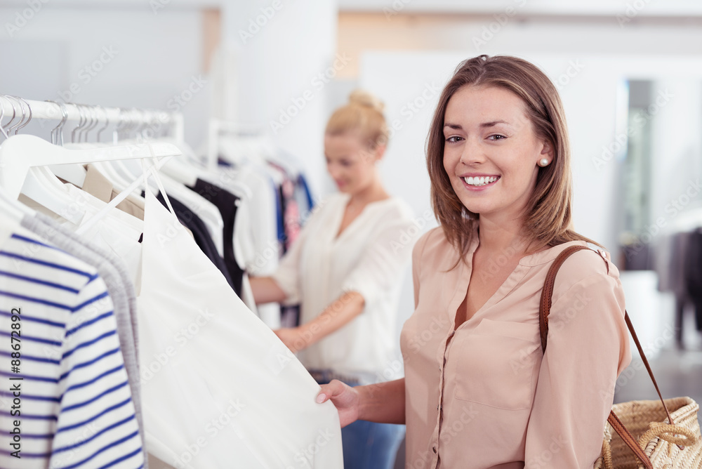 Fototapeta premium frauen beim einkaufsbummel im geschäft