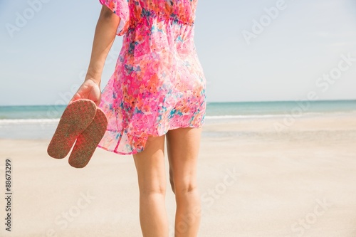 Canvas Print Stylish woman standing on the sand