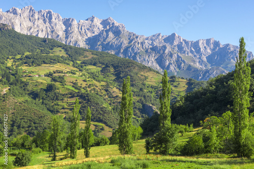 Obraz na płótnie Picos de Europa mountains next to Fuente De village, Cantabria (Spain) w salonie