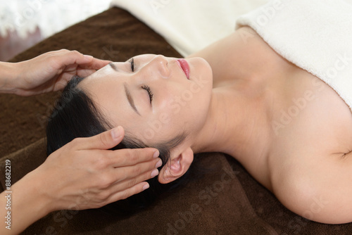 Wallpaper Mural エステでマッサージを受ける女性 Torontodigital.ca