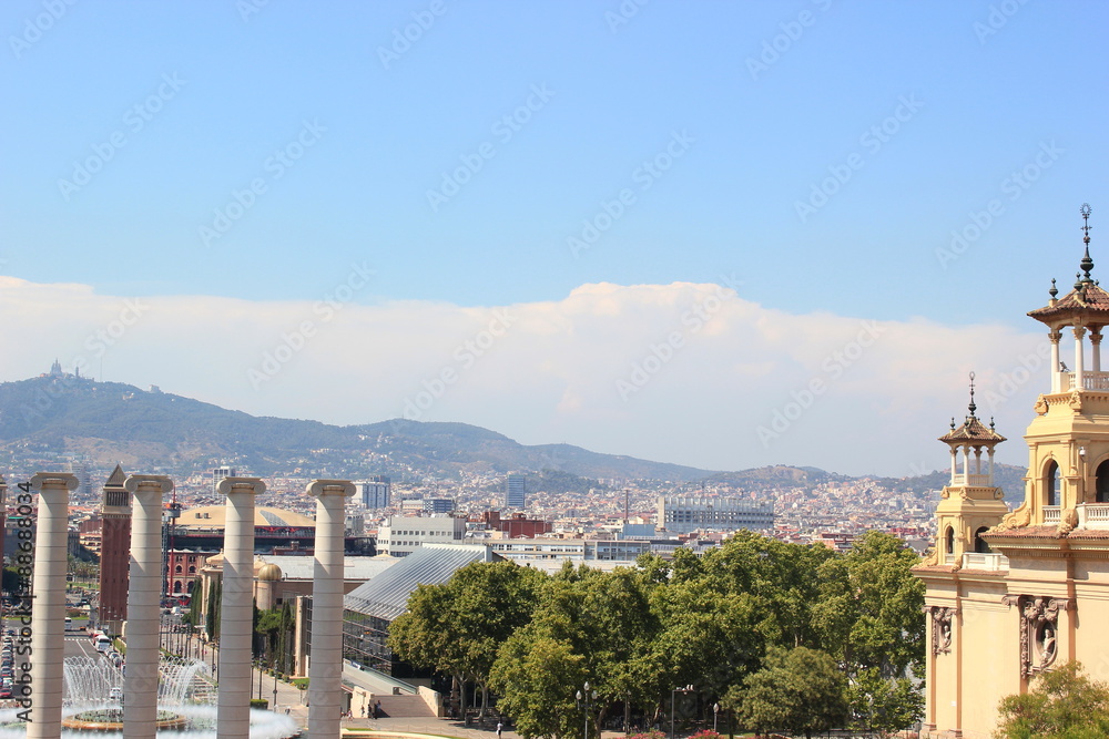 Fototapeta premium Blick vom Montjuic (Palau Nacional) auf Vier Säulen und Barcelona