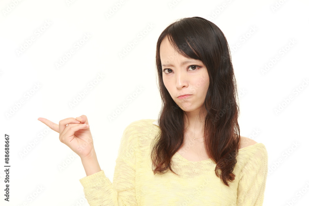 告発する女性 告発する女性