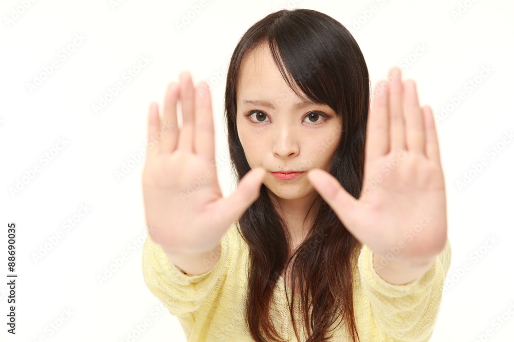 拒絶する女性 拒絶する女性