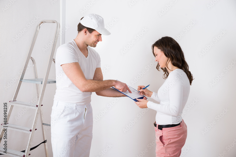 Obraz premium Woman Signing Document In Front Of Painter