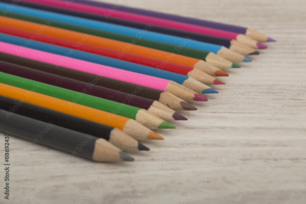 Obraz premium Colored pencils on a wooden table.