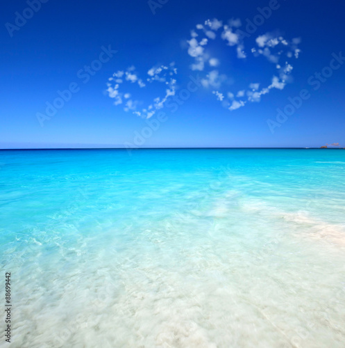 tropischer Strand mit Herzwolken