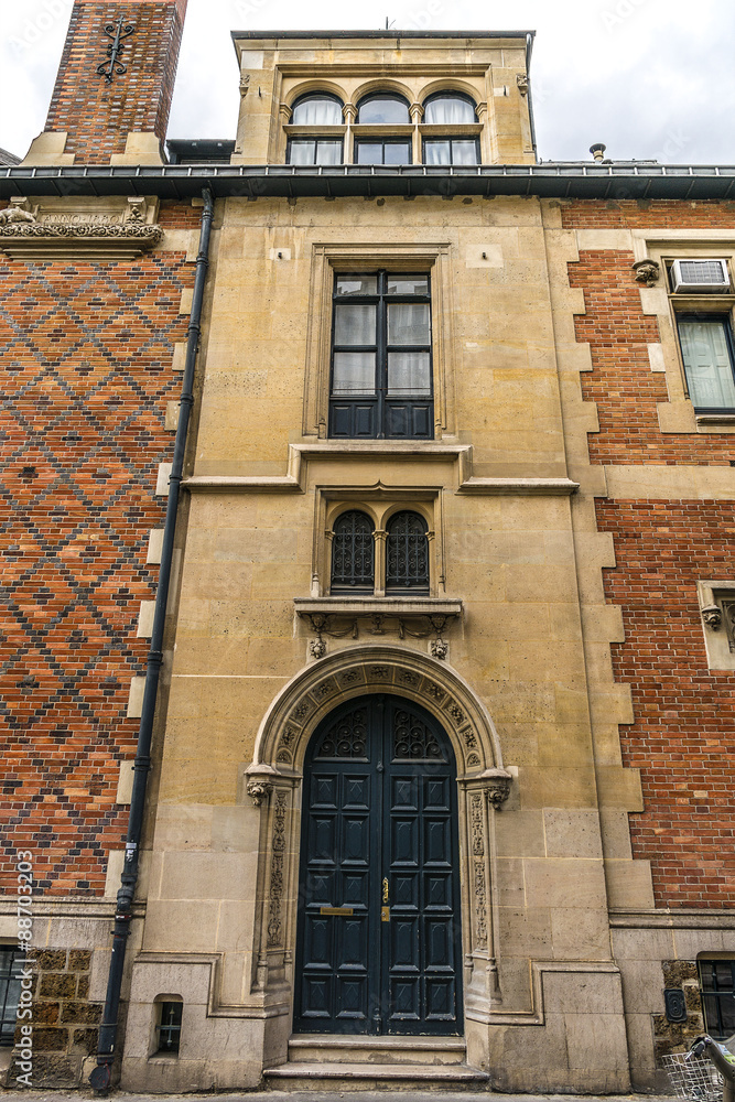 Obraz premium French house with traditional balconies and windows. Paris.