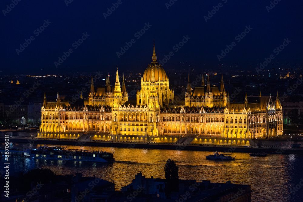 Obraz premium Hungarian Parliament in Budapest across the Danube