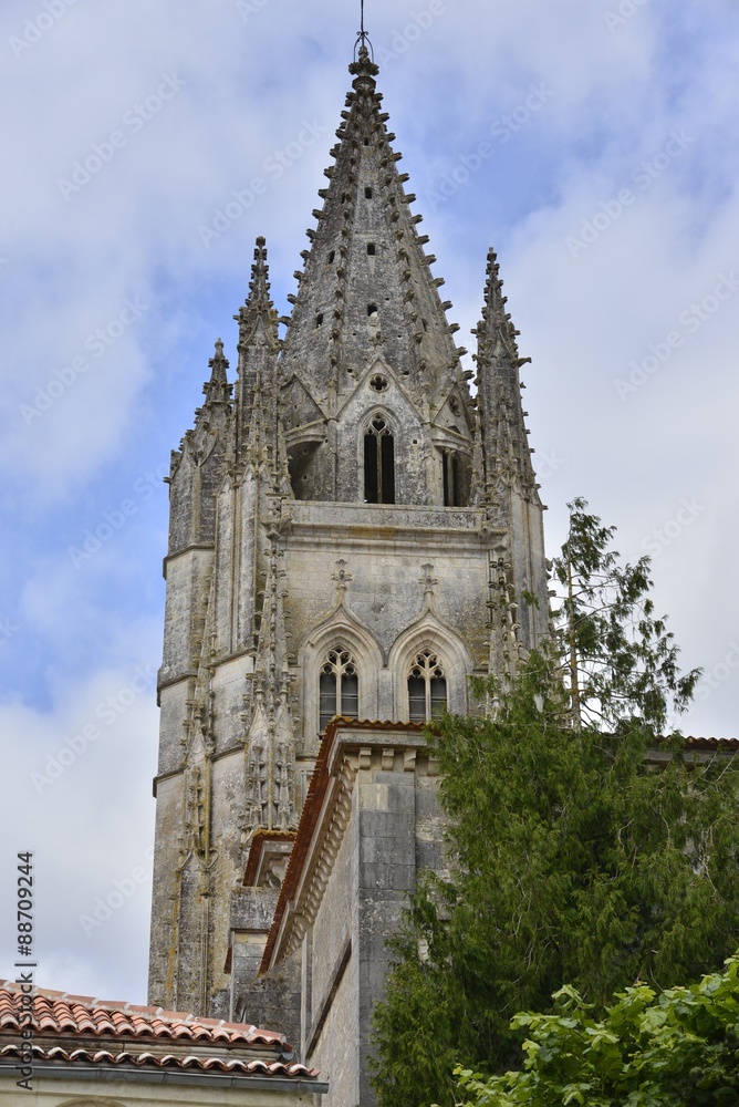L'imposant clocher de la basilique St-Eutrope dans la ville hautes de Saintes 