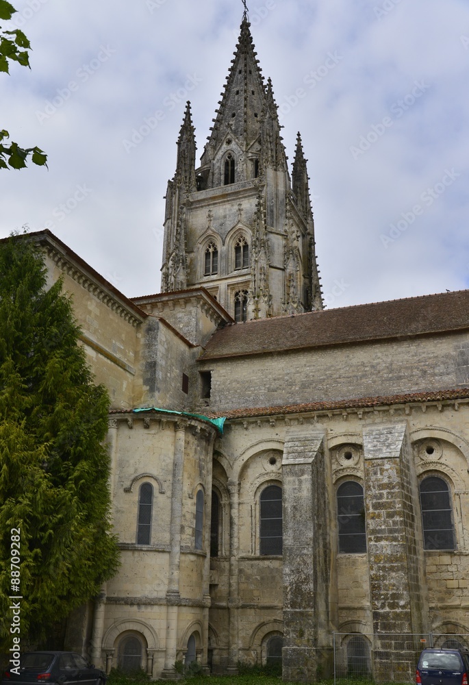L'arrière droite de la basilique St-Eutrope à Saintes en Charente
