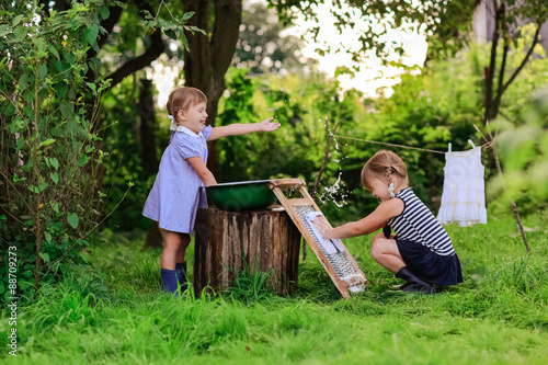 Cuadro en lienzo little helper girls sisters washes clothes using the washboard o