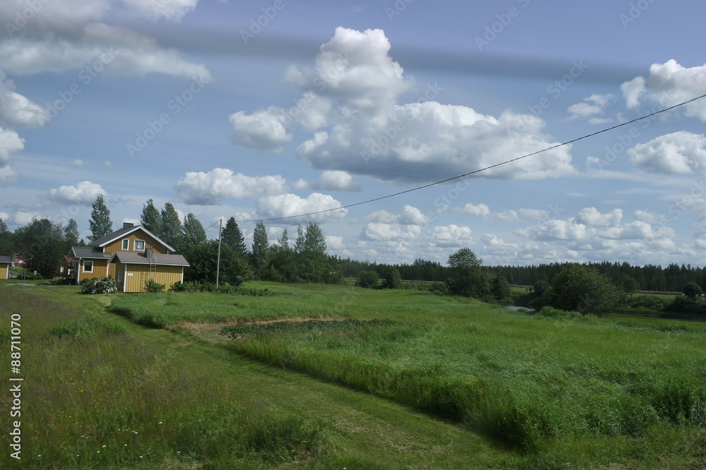 Сельский пейзаж с  деревянным  домом в Финляндии