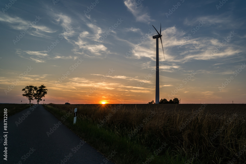 Obraz premium Windrad beim Sonnenuntergang