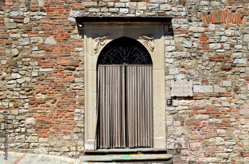 Malerische Mauer in Umbrien mit Tür photo